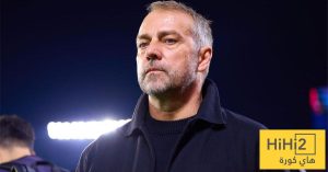 صورة .. فليك يشتكي من ارضية ملعب اتلتيكو لمندوب اليويفا