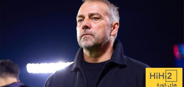 صورة .. فليك يشتكي من ارضية ملعب اتلتيكو لمندوب اليويفا